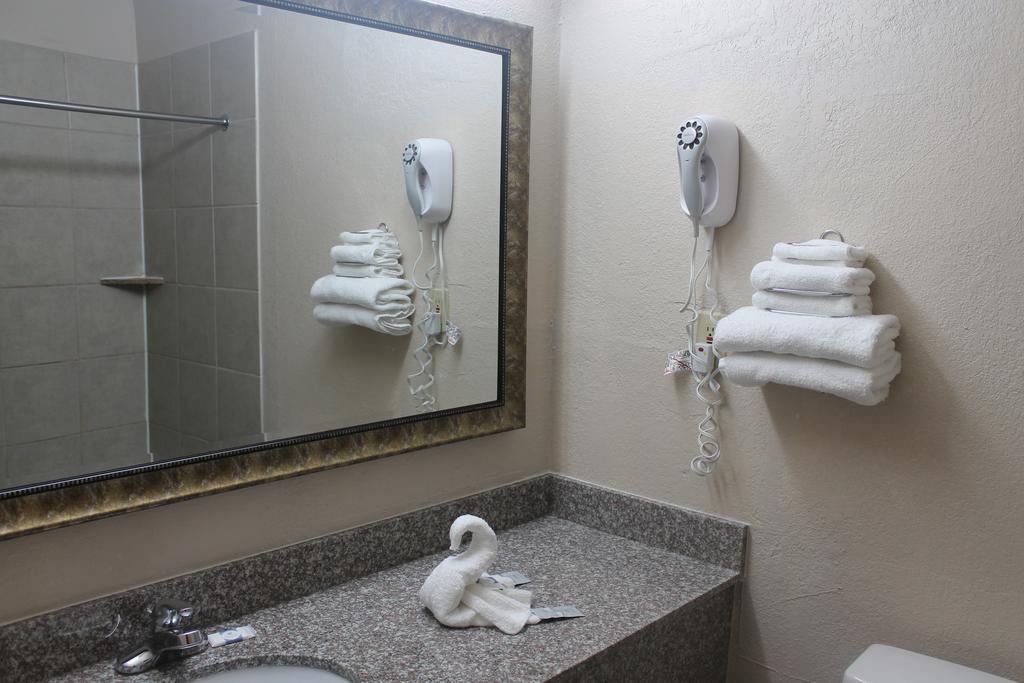 Bays Inn And Suites Baytown Exterior photo