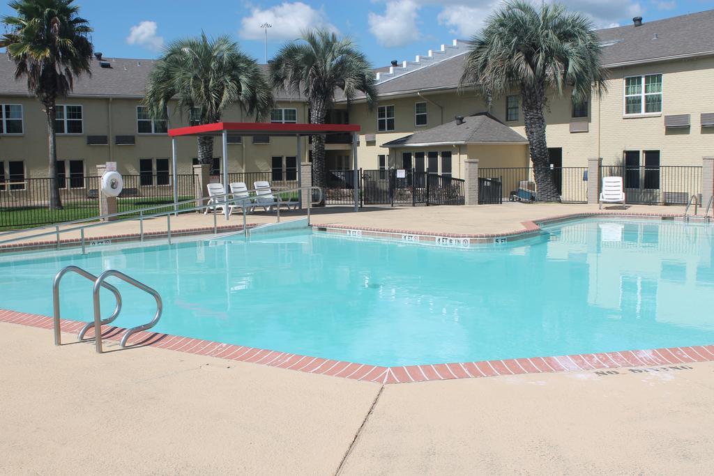 Bays Inn And Suites Baytown Exterior photo