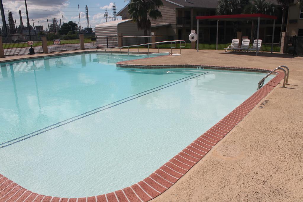 Bays Inn And Suites Baytown Exterior photo