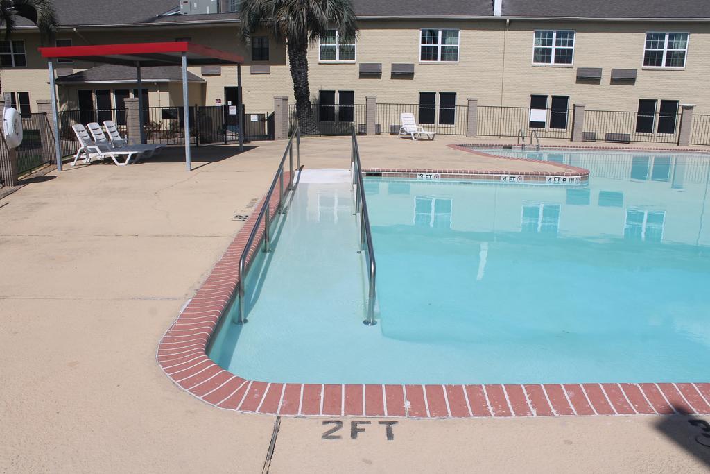 Bays Inn And Suites Baytown Exterior photo