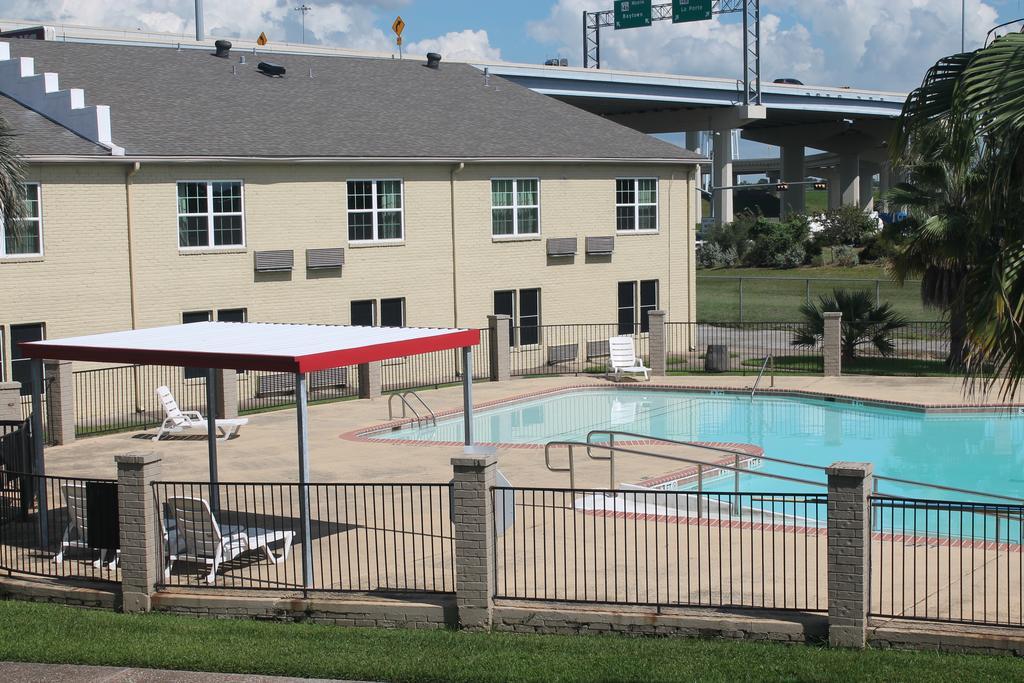 Bays Inn And Suites Baytown Exterior photo
